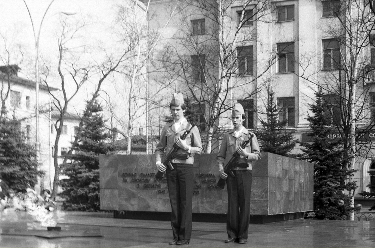 Смена почётного караула юнармейцев у Вечного огня. Фото 1984 года
