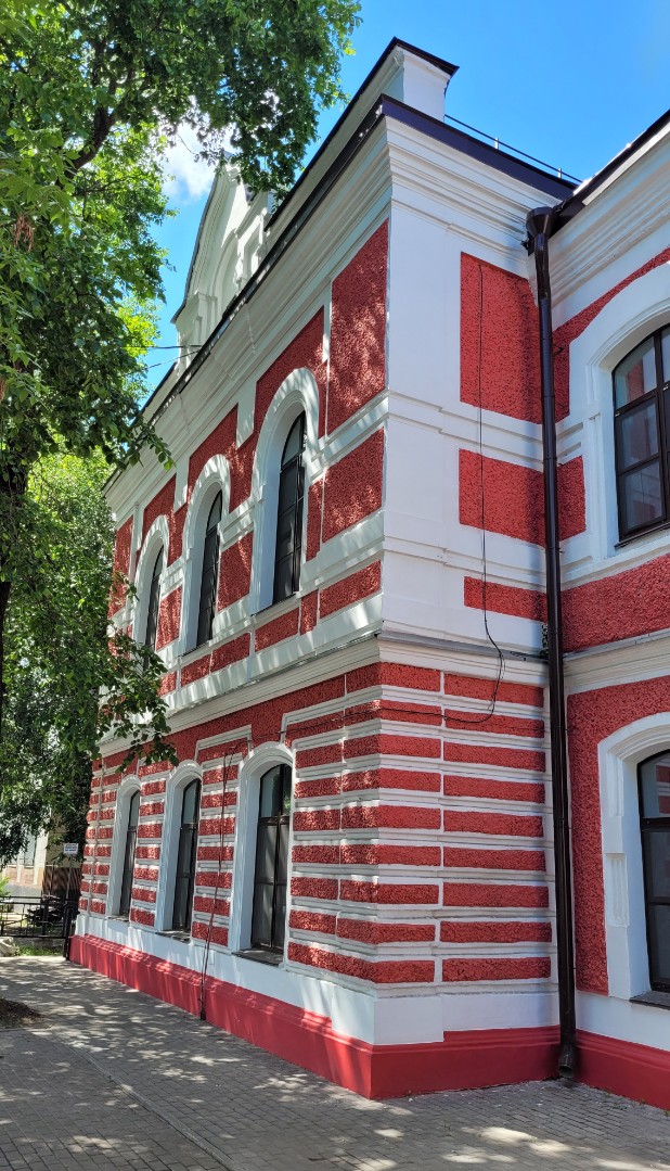 Ризалит пристройки 1896–1897 годов с помещением, где располагалась домовая церковь. Фото 2026 года