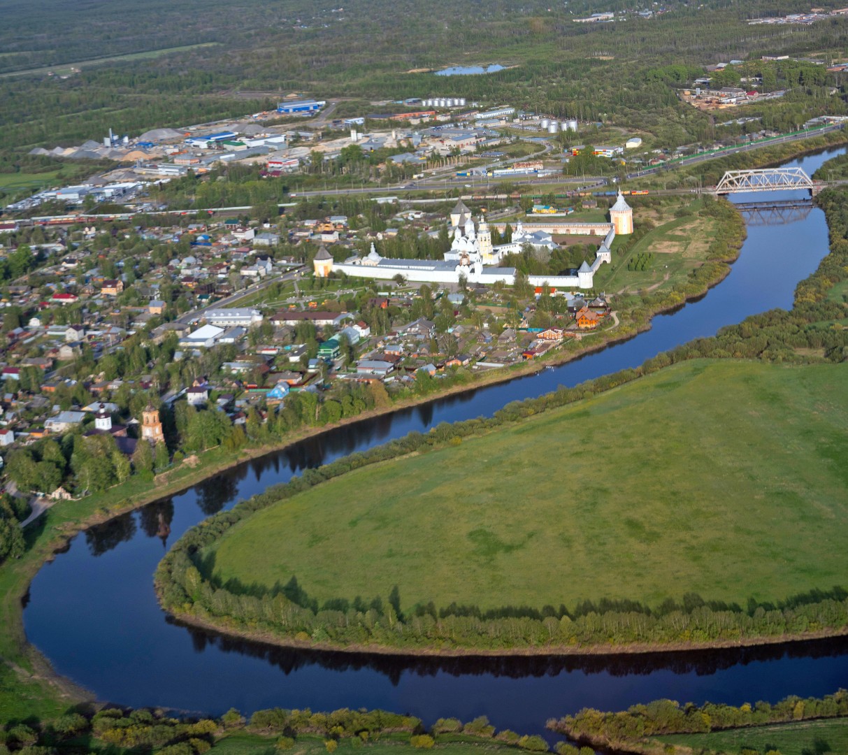 Лука (крутой изгиб) реки Вологды и Спасо-Прилуцкий монастырь, 2020-е годы