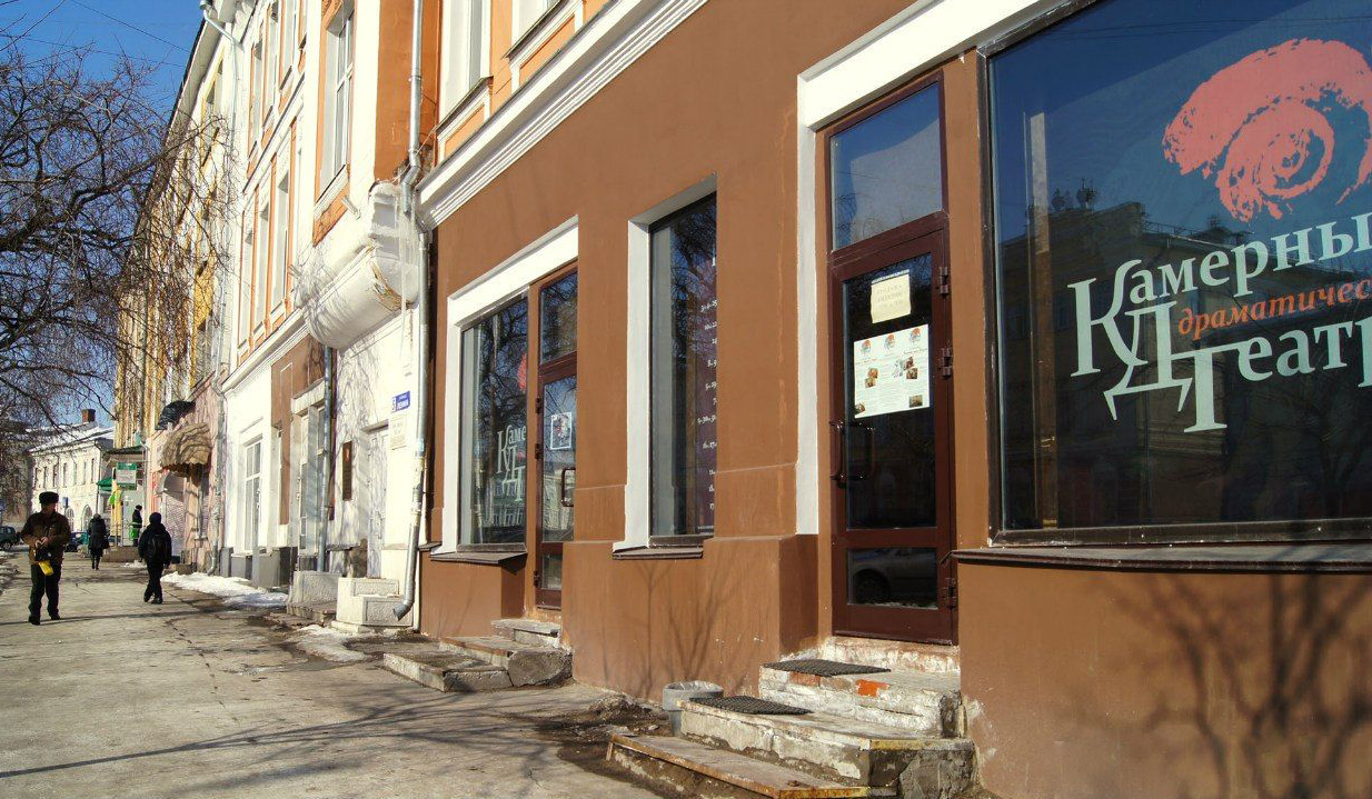 Вывеска Камерного драматического театра в витрине здания. Фото 2000-х годов